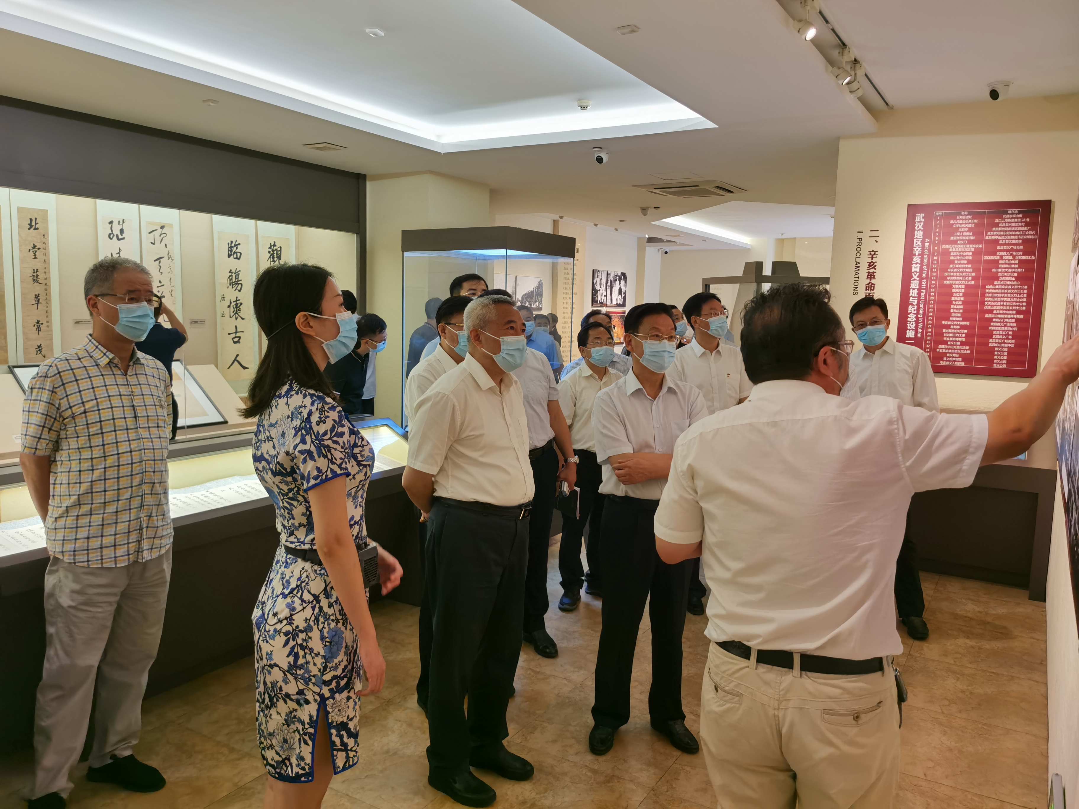 政协副主席邵鸿一行到馆参观.jpg